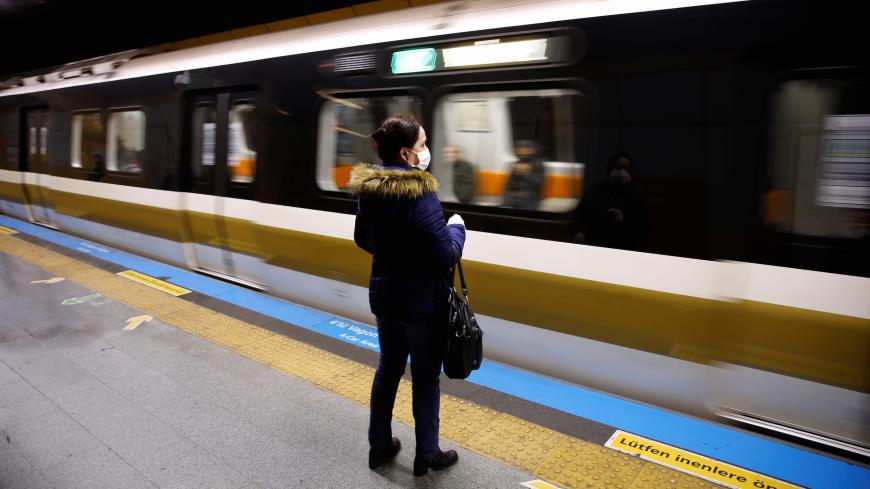  A woman wearing a protective face mask waits for a train as the spread of the coronavirus disease (COVID-19) continues, Istanbul, Turkey, March 26, 2020. REUTERS/Umit Bektas - RC2ORF9R2BLO